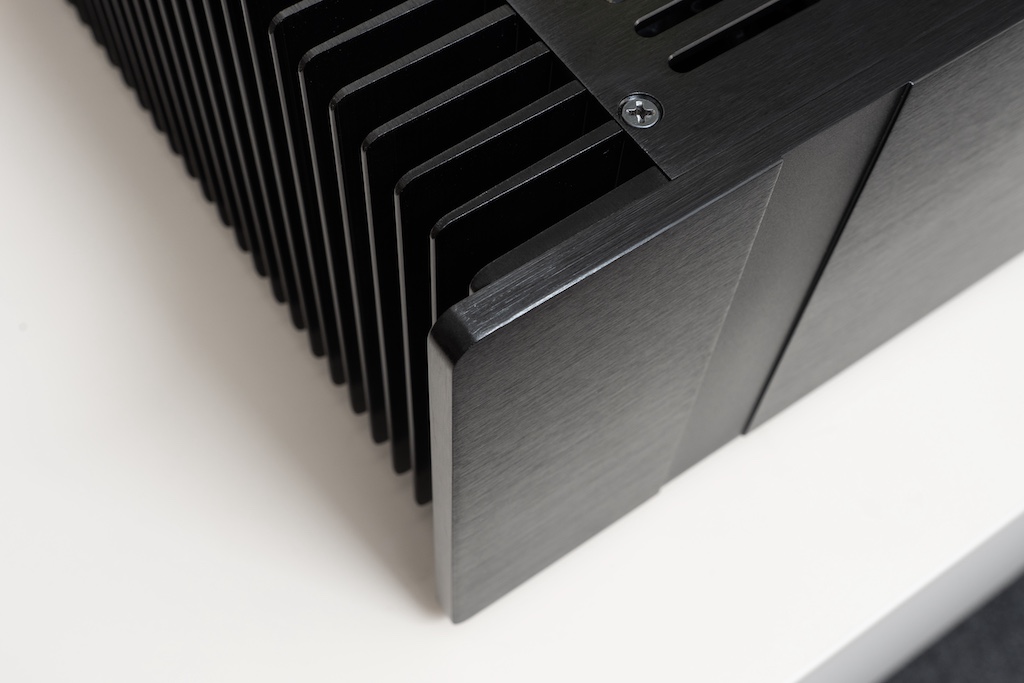 Die acht Millimeter starke Frontplatte aus sanft abgerundetem, gebürstetem und sauber eloxiertem Aluminium befördert den hochwertigen Eindruck.
