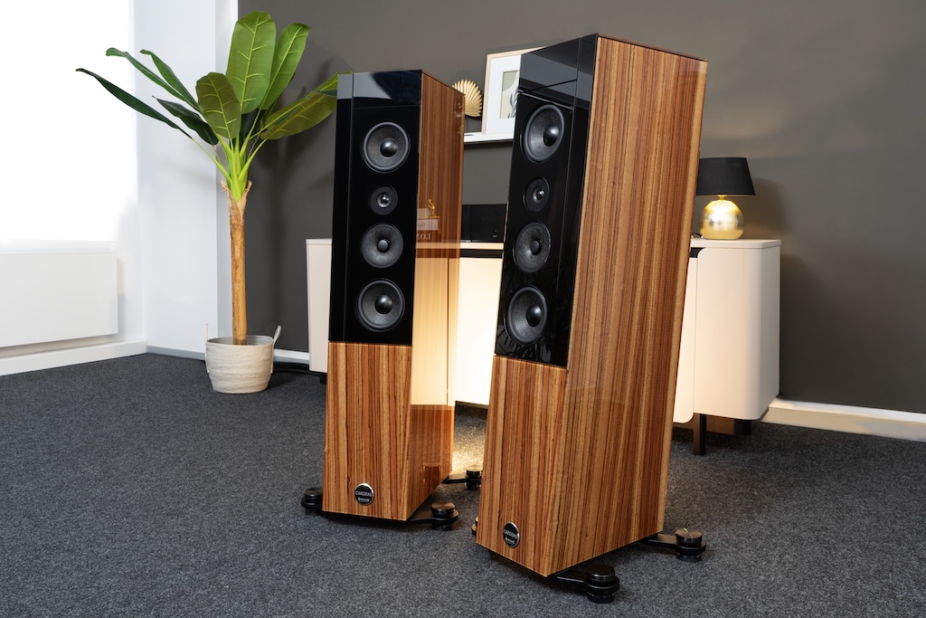 Das Flaggschiff aus Audio Physics Reference Line beeindruckt mit straff-aufstrebender Formgebung und dem dynamisch nach hinten geneigten Korpus. Hier ist der Lautsprecher in Zebrano-Holzoptik realisiert.