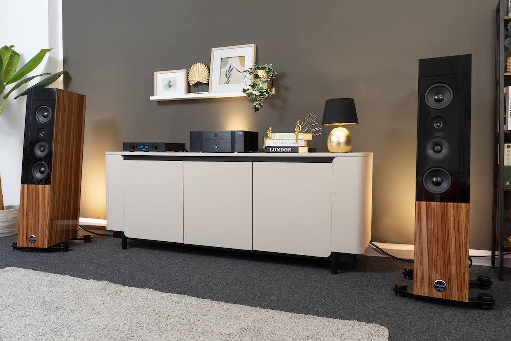 Die neue Cardeas ist mit ihrer aufragenden Statur und dem gläsernen Design eine ebenso imposante wie glänzende Erscheinung.