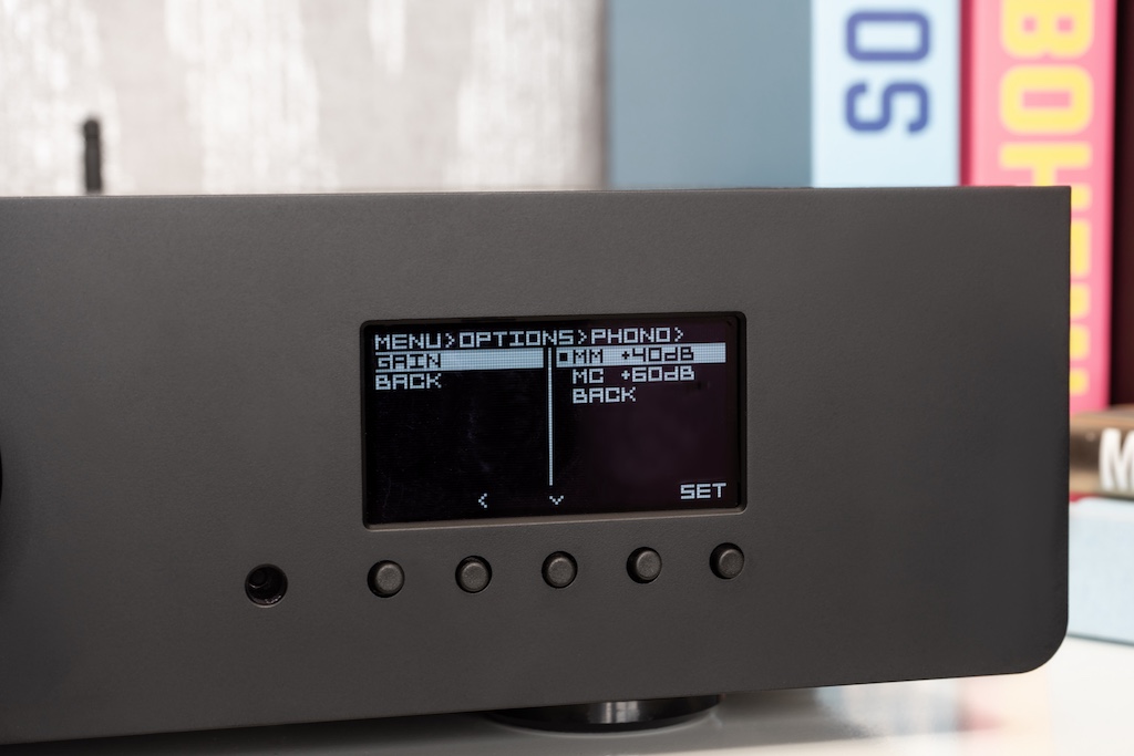 Der 200iX ermöglicht mit seinem Phono-Modul den Anschluss eines Plattenspielers. Hier können Analog-Laufwerke mit MM- oder MC-System betrieben werden. Dafür bietet der Verstärker je eine Einstellung mit praxisgerechten Verstärkungs- und Impedanzwerten.