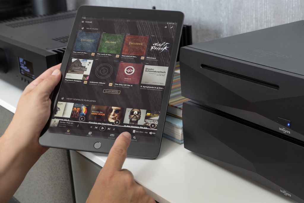 Über die digitalen Inputs kann etwa ein Musikserver angeschlossen werden – wie hier der Innuos ZenMini Mk3. So hat man auch seine private Musikbibliothek zur Verfügung.