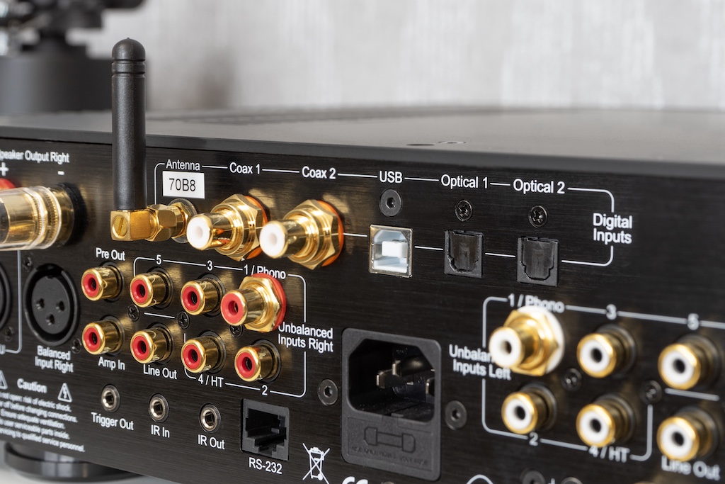 Die Digital-Sektion des 200iX punktet mit USB-Port, zwei optischen und zwei elektrisch-koaxialen SPDIF-Inputs und Bluetooth-Streaming, für das der Verstärker mit einer Antenne ausgestattet ist. Hinzu kommt ein symmetrischer AES/EBU-Eingang, den Perreaux auf der Rückseite links außen positioniert hat, weswegen diese Digitalschnittstelle hier nicht zu sehen ist.
