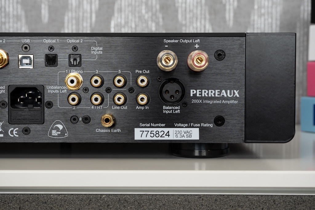Die Analog-Abteilung bietet einen Phono-Input und vier Line-Eingänge. Der vierte ist ab Werk in den HT-Modus versetzt, womit die Lautstärkeregelung überbrückt wird und der 200iX wie eine reine Endstufe agiert. Dies dient der Integration in ein Heimkino-Setup mit einem Mehrkanal-Receiver, der die Laustärkeregelung übernimmt. Der lautstärkegeregelte „Pre Out“ ermöglicht den Anschluss einer externen Endstufe oder eines aktiven Subwoofers – oder, in Verbindung mit dem „Amp In“, das Einschleifen eines Equalizers.