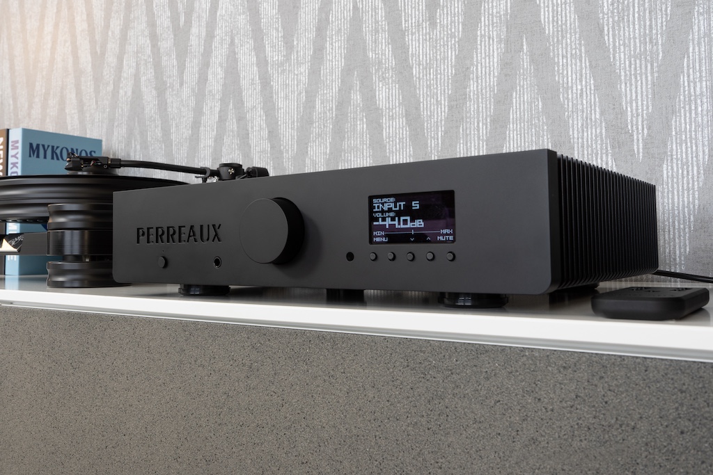 Der Perreaux 200iX ist das Einstiegsmodell der neuseeländischen High End-Audio-Manufaktur. Mit seinem schlanken, klassischen Design besitzt der Vollverstärker eine edel-dezente Ausstrahlung.