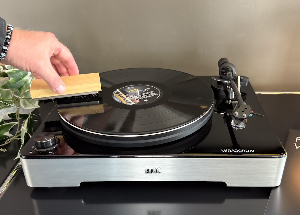 Eine gute Bürste entfernt nicht nur Staub von der Platte, sondern neutralisiert zudem auch statischen Aufladungen, die das Vinyl zwangsläufig dem Weg von der Entnahme aus der Plattenhülle bis zur Niederlegung auf dem Plattenteller erfährt.
