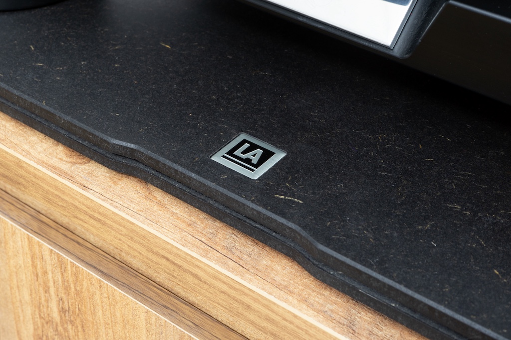 Das in die Oberseiten eingelassene metallene Emblem mit dem Lehmannaudio-Logo verweist dezent auf die Herkunft der Basis.