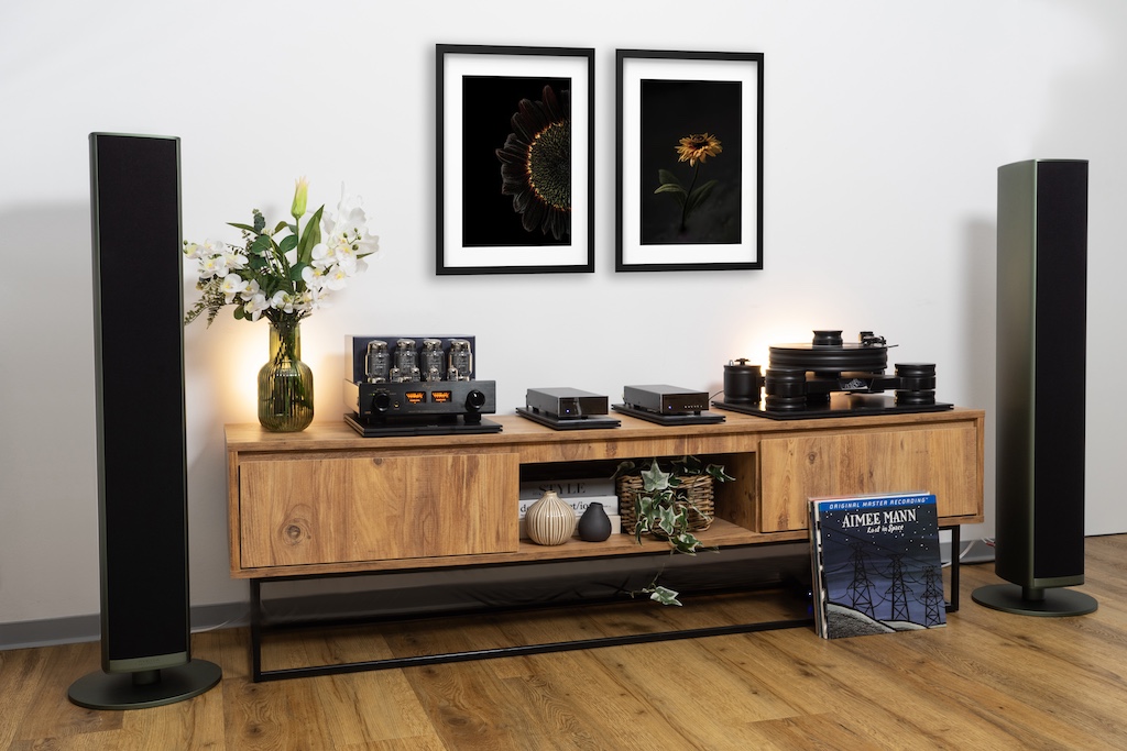 Die Lehmannaudio 3S Basis 480 im Einsatz: Zusammen mit den kleineren Modell-Schwestern verbessert sie die Performance des Plattenspieler Transrotor Dark Star (unterfüttert mit der 3S Basis 480), des Röhrenverstärkers Cayin Jazz 80 (unterfüttert mit der 3S Basis 300) und der Phono-Vorstufe Lehmannaudio Decade (unterfüttert mit zwei 3S Basis 150).