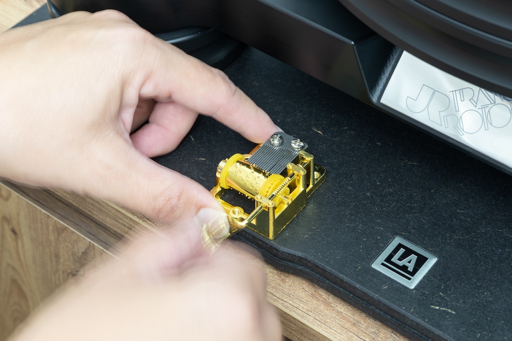 Lehmannaudio liefert zu jeder Basis auch eine Spieluhr: Stellt man sie erst auf einen normalen Untergrund und dann auf die Basis, kann man beim Abspielen sofort erleben, welchen Unterschied die Stellfläche macht. 