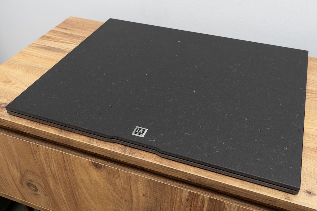 Die Lehmannaudio 3S Basis 480 ist das größte und belastbarste von insgesamt drei Modellen: Die Stellfläche ist 480 mal 380 Millimeter groß und trägt Komponenten mit einem Gewicht bis 75 Kilo.