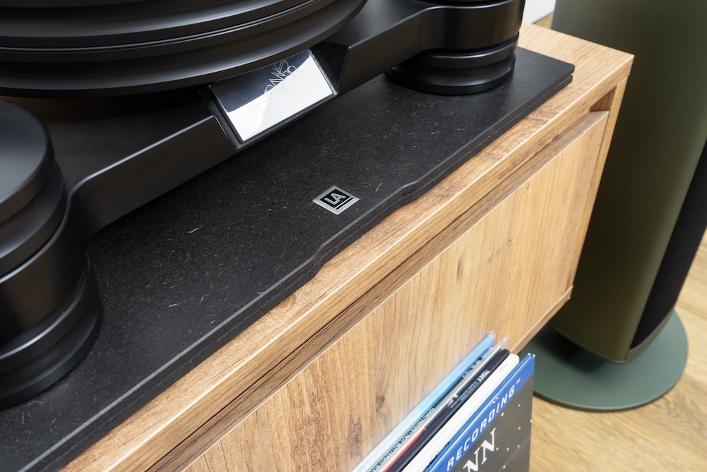 Die kleine Ausfräsung im mittleren Frontbereich trägt zum gelungenen Design der Basis bei – wie auch die geringen Höhe. Dank dieses Slim-Designs empfiehlt sich die Basis auch bei beengten Platzverhältnissen.