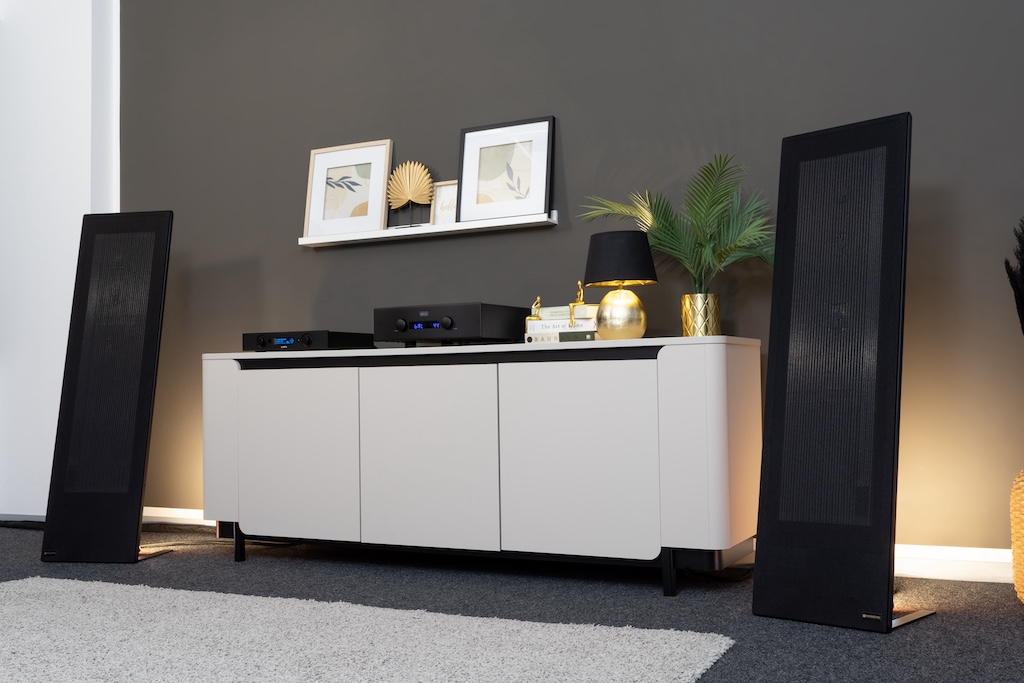 Attraktives Slim-Design: Die Magnepan MG-0.7 hat mit ihrer gehäuselosen Erscheinung eine luftig-leichte Anmutung.