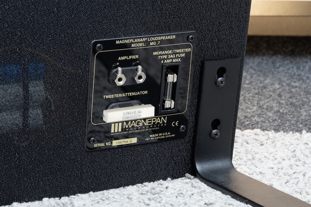 Tauscht man beim Tweeter-Attenuator die Brücke gegen den mitgelieferten weißen Widerstand aus, erreicht man eine geringfügige Höhenabsenkung. Magnepan bietet hierfür verschiedene Widerstandswerte mit entsprechend anderer Absenkung.