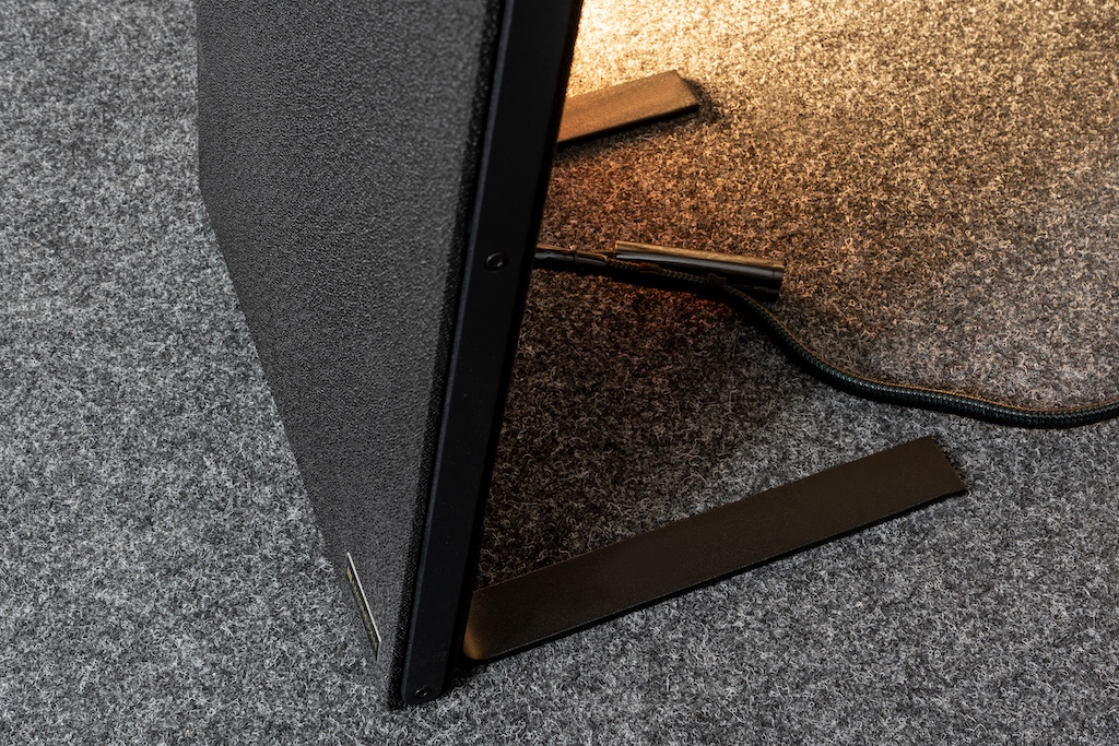 Für den sicheren Stand und die gewünschte Neigung des Magnetostaten sorgen einfache, aber funktionelle Metallfüße. Eine etwas schickere Fußvariante ist als optionales Upgrade erhältlich.