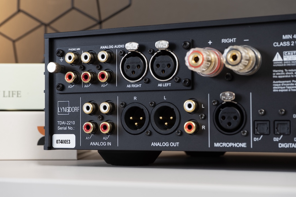 Unser Testmodel ist mit dem „High-End-Analogmodul“ aufgerüstet. Dadurch erweitert sich das Anschluss-Portfolio um zwei unsymmetrische und einen symmetrischen Analog-Eingang – und um einen Phono-Verstärker, der den Anschluss eines Plattenspielers mit MM-System ermöglicht.