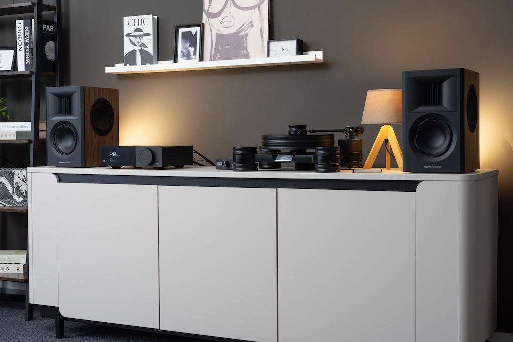 Mit dem optionalen Analog-Modul wird der TDAI-2210 Phono-fähig und ist dann auch für Vinylisten interessant. Hier spielt der Verstärker mit dem Plattenspieler Transrotor Dark Star.