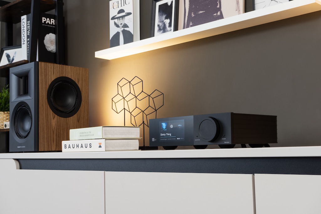 So kompakt kann eine hervorragende Beschallungslösung sein: Hier spielt der Midi-Size-Verstärker in Kombination mit dem Regallautsprecher Radiant Acoustics Clarity 6.2.