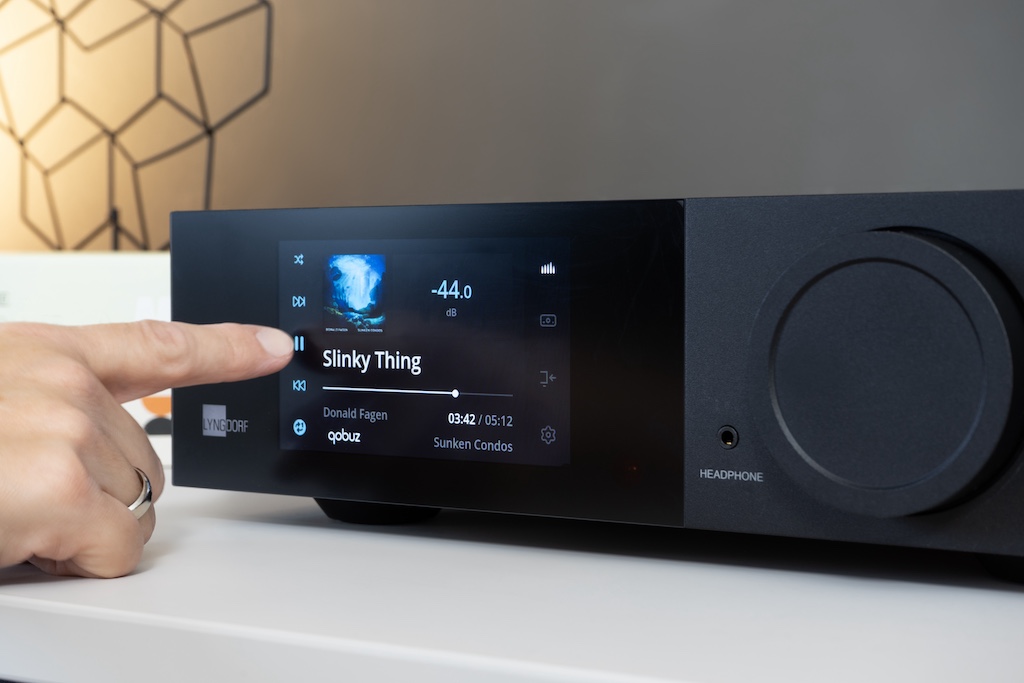 Neues Display: Der Farb-Touchscreen punktet mit attraktiv-aufgeräumtem Design, scharfer und kontrastreicher Anzeige und übersichtlicher Präsentation der wichtigen Infos samt Album-Cover. Durch die seidige Oberfläche ist das Display haptisch angenehm und unempfindlich für Fingerabdrücke.