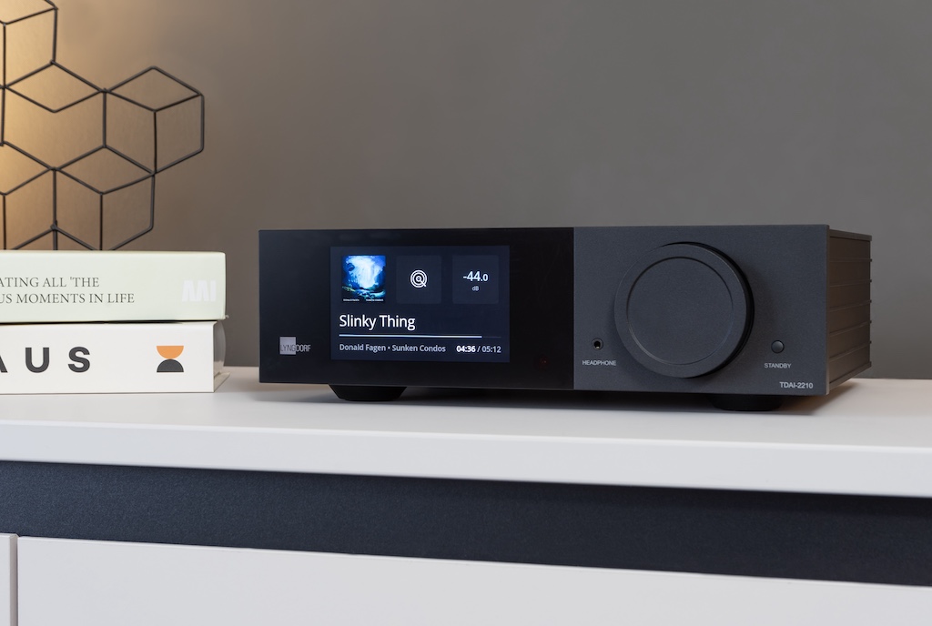 Der Lyngdorf TDAI-2210 präsentiert sich im ambientefreundlich-kompakten Format und punktet mit der hochwertigen Anmutung sowie dem attraktiv-dezenten Design, für das die Dänen bekannt sind.