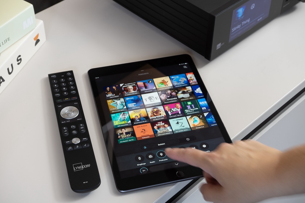 Zur Bedienung liefert Lyngdorf einen physischen System-Ferngeber. Wegen der zahlreichen Wahl- und Einstellmöglichkeiten, die der Streaming-Verstärker bietet, ist die Bedienung über die App aber alternativlos – und natürlich auch deutlicher angenehmer und attraktiver.