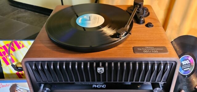 Retro trifft Zukunft: Philips enthüllt neue Plattenspieler, Kopfhörer und Lautsprecher