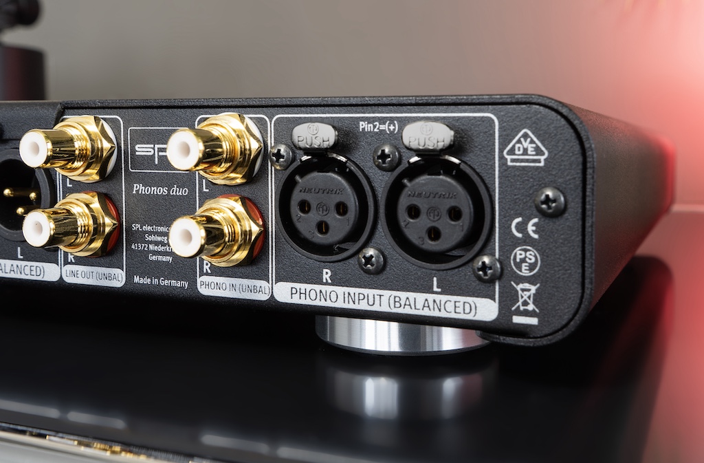 Die symmetrischen Eingänge sind zu bevorzugen, wenn man ein per se symmetrisch ausgelegtes MC-System am Plattenspieler betreibt und dessen Signalkabel symmetrisch mit XLR-Steckern konfektioniert ist. Das eingehende Signal wird dann einer symmetrischen Eingangsstufe zugeführt, auch dadurch erzielt man hier einen besseren Fremdspannungsabstand als über den unsymmetrischen Cinch-Eingang.