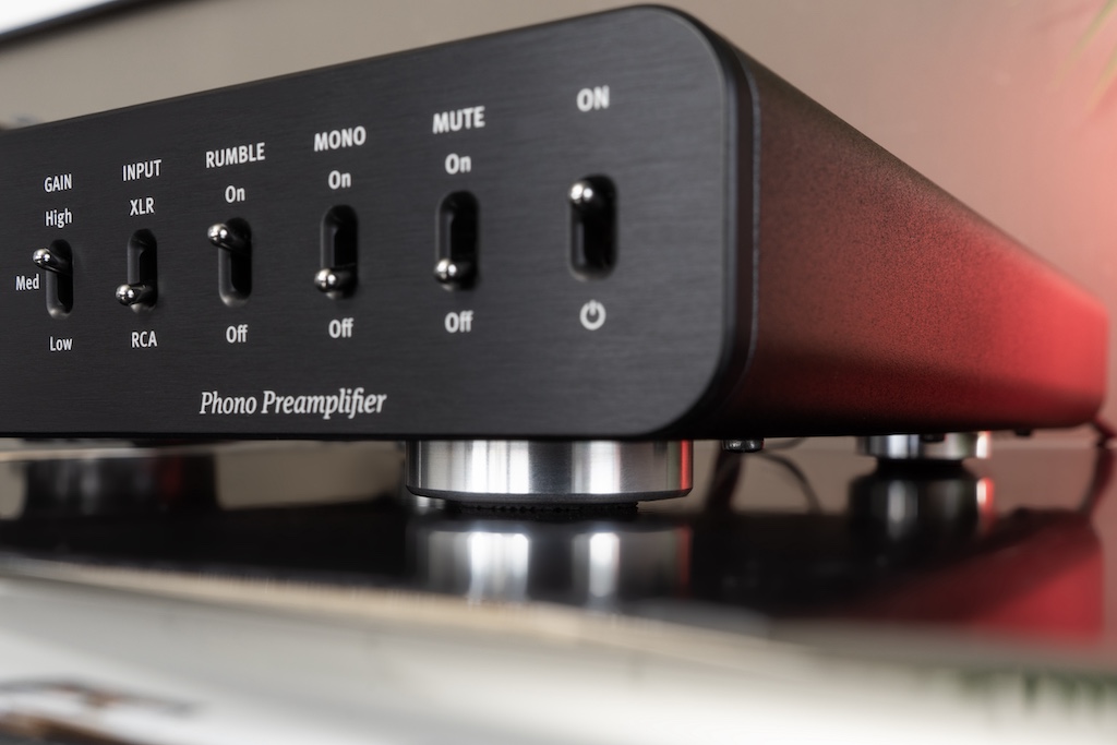 Feature-Vielfalt: Mit sechs Kippschaltern bietet der Phonos duo etliche Einstellungs- und Optimierungsmöglichkeiten: Der Gain-Schalter dient der Verstärkungsanpassung, der Input-Schalter der Eingangswahl. Mit aktiviertem Rumble-Filter blockt man tieffrequente Störgeräusche des Musiksignals, die Mono-Schaltung ermöglicht den Einsatz eines Mono-Tonabnehmers für alte Schallplatten-Schätzchen. Mute sorgt für die schnelle Stummschaltung der Ausgänge. Der On-Schalter bewirkt die Erweckung aus dem Standby-Schlaf.