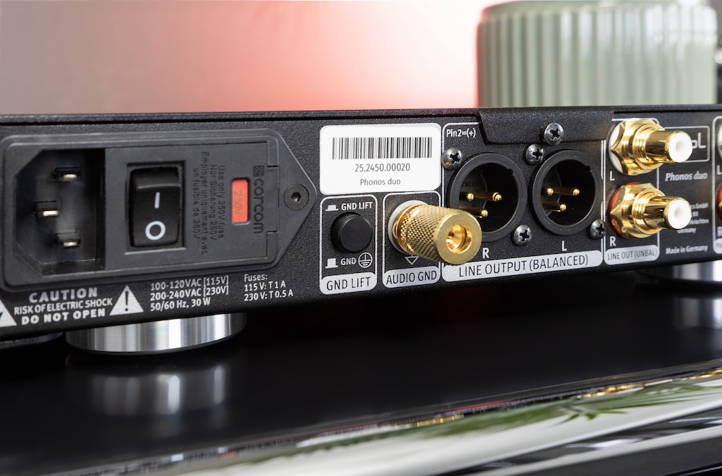 Der Phonos duo bietet zwei Möglichkeiten, etwaiges Brummen in der Klangkette zu beseitigen. Hat das Kabel des Plattenspielers eine separate Erdungsleitung, schließt man diese an die Audio Ground-Klemme an. Dadurch werden Potenzialunterschiede aufgehoben und die Brummschleife beseitigt. Zweite Maßnahme zur Brumm-Beseitigung: Mit dem Ground Lift kann man die elektrische Verbindung von Gehäuseerde und Masse der Verstärkerschaltung trennen.