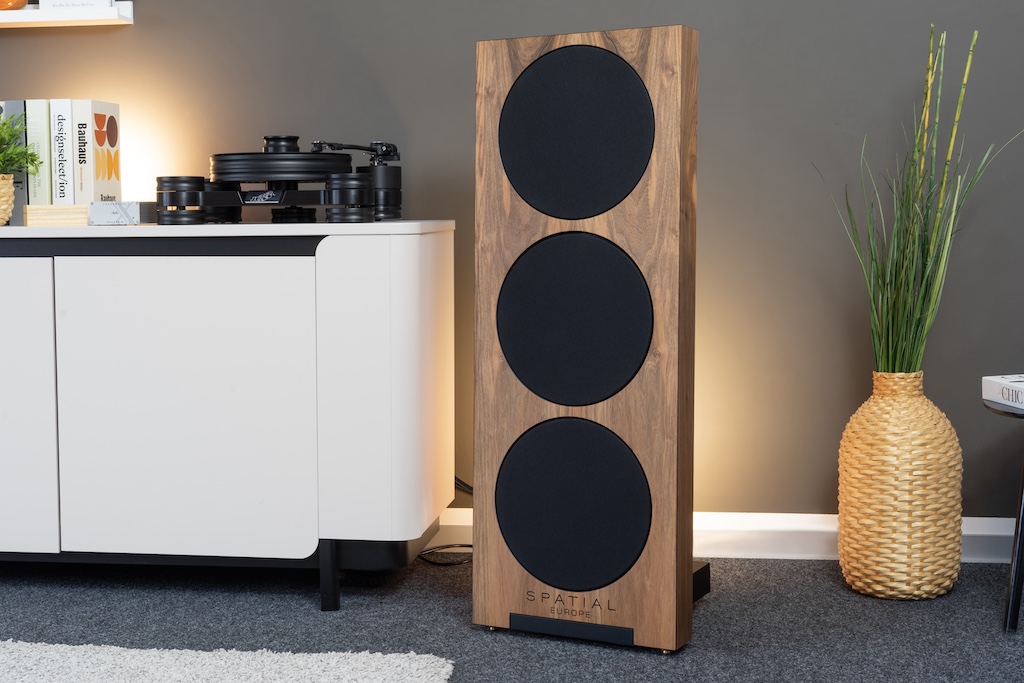 Wer die Chassis nicht sehen möchte, tauscht die Zierringe gegen die ebenfalls magnetisch haftenden Stoffblenden aus, die als Alternative mitgeliefert werden.