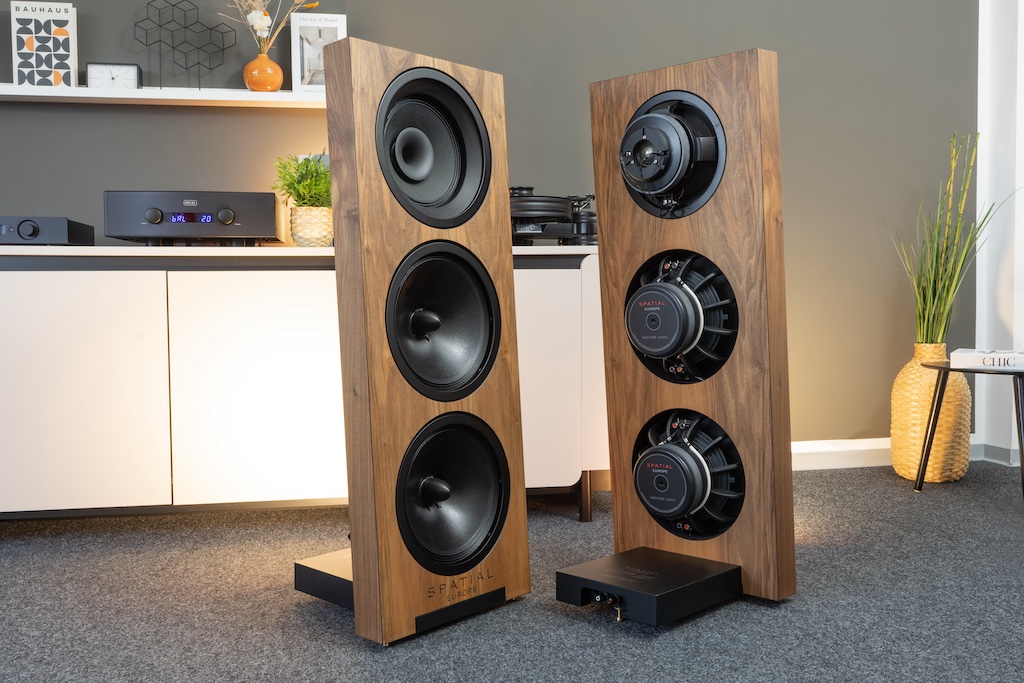 Die Abwesenheit eines Gehäuse und die dynamische L-Form sorgen für die luftige, außergewöhnliche Anmutung. Die sanfte Neigung der Schallwand dient zuallererst der größeren Standsicherheit des Lautsprechers. Weil sämtliche Kabel im Innern der Schallwand geführt sind, sieht der Lautsprecher auch auf der Rückseite absolut aufgeräumt aus.