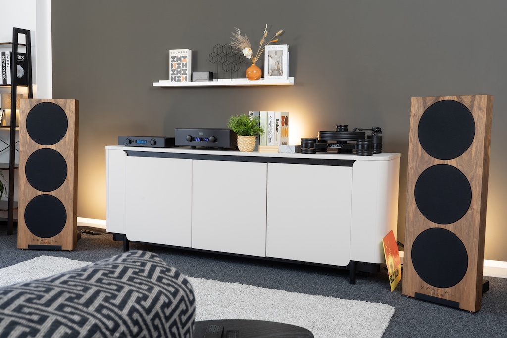 Mit den Stoffabdeckungen bietet die No.5 einen noch cleaneren Look. Weil alle Kreissegmente der Front gleich groß sind, ist die Optik besonders harmonisch.