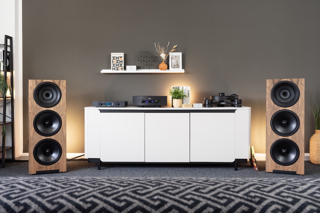 Mit den von der Manufaktur empfohlenen Aufstellungstipps hat man schon eine gute Ausgangsbasis. Die optimale Positionierung mit stimmig-voluminösem Bass findet man durch Ausprobieren heraus.