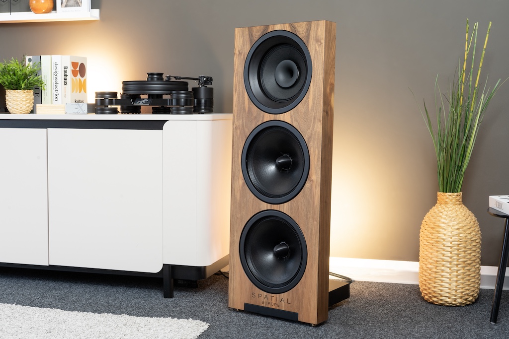 Die Spatial Europe MC Series No.5 ist der schlankste Schallwandler der MC Series – und damit die Grazie im Portfolio der Ingolstädter High End-Manufaktur.