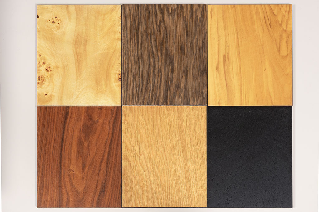 Die Standard-Optik der No.5. ist ein weißes oder schwarzes Keramiklack-Finish. Gegen Aufpreis kann der Lautsprecher aber auch in jeder gewünschten RAL-Farbe realisiert werden. Alternativ bietet Spatial Europe attraktive Echtholzfurniere an: Pappel gemasert, Roseneiche vintage, Olive, Santos-Palisander, Roseneiche natur, Roseneiche schwarz und, hier nicht abgebildet, Nussbaum.