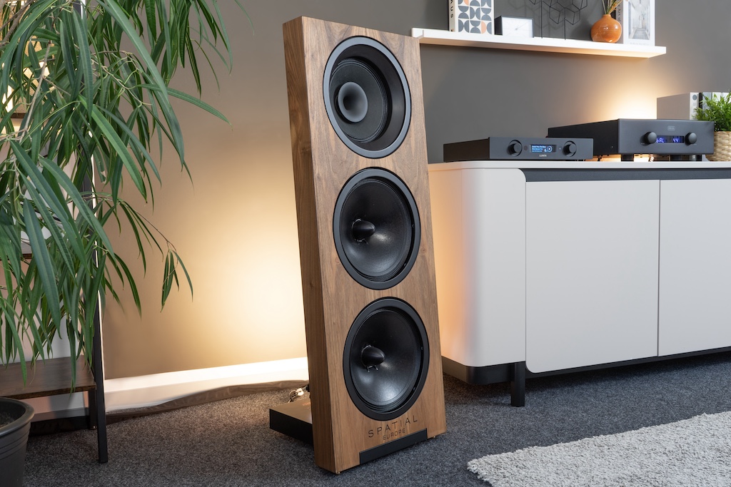 Die No.5 ist hier mit schwarzen Zierringen versehen. Diese magnetisch haftenden Einfassungen umgeben die Chassis und kaschieren die fixierende Schrauben, gewähren zugleich aber freien Blick auf den Kugelwellenhorn-Koax und die Basstreiber.