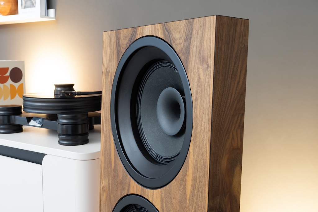 Den Hoch- und Mittelton liefert der in fast allen MC Series-Modellen eingesetzte Koaxialtreiber mit Kugelwellenhorn: Er sorgt für eine homogene, hochgradig räumliche Wiedergabe.