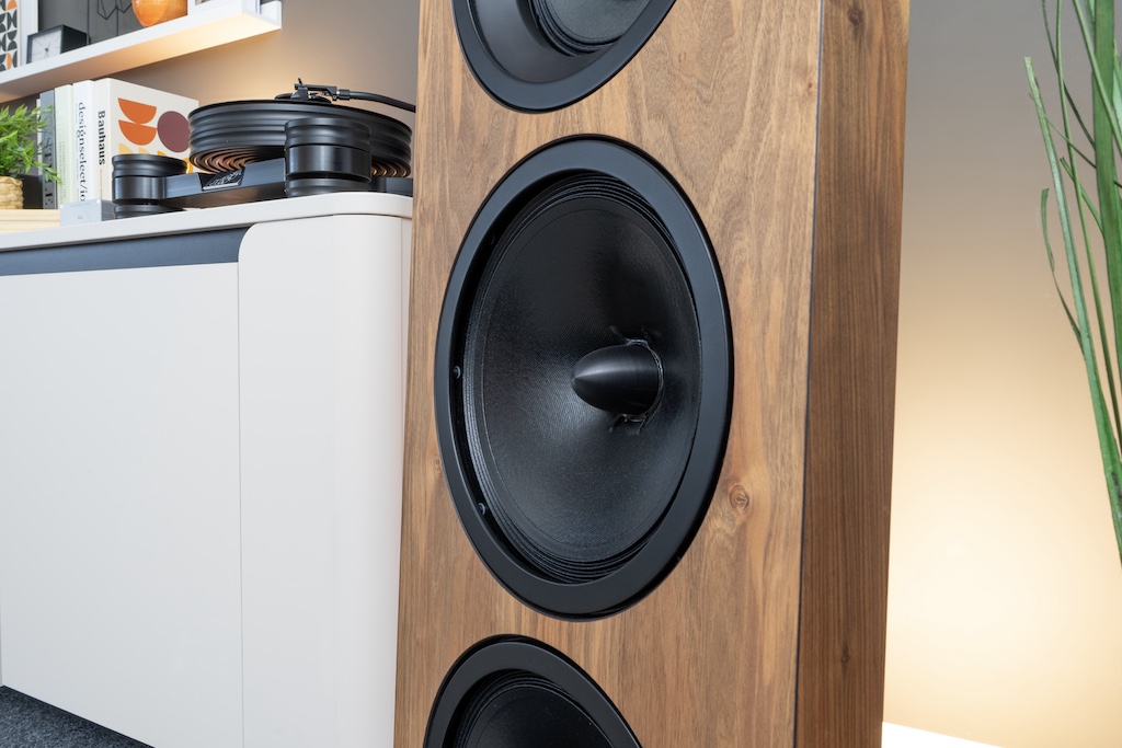 Der obere der beiden 12-Zoll-Woofer: Er wurde, wie sein Partner, speziell für den Einsatz in einer offenen Schallwand entwickelt und auf Basspotenz ausgerichtet. Der Einsatz von zwei Woofern mit großer resultierender Membranfläche ist ebenfalls eine Garant für einen kraftvollen Tiefton.