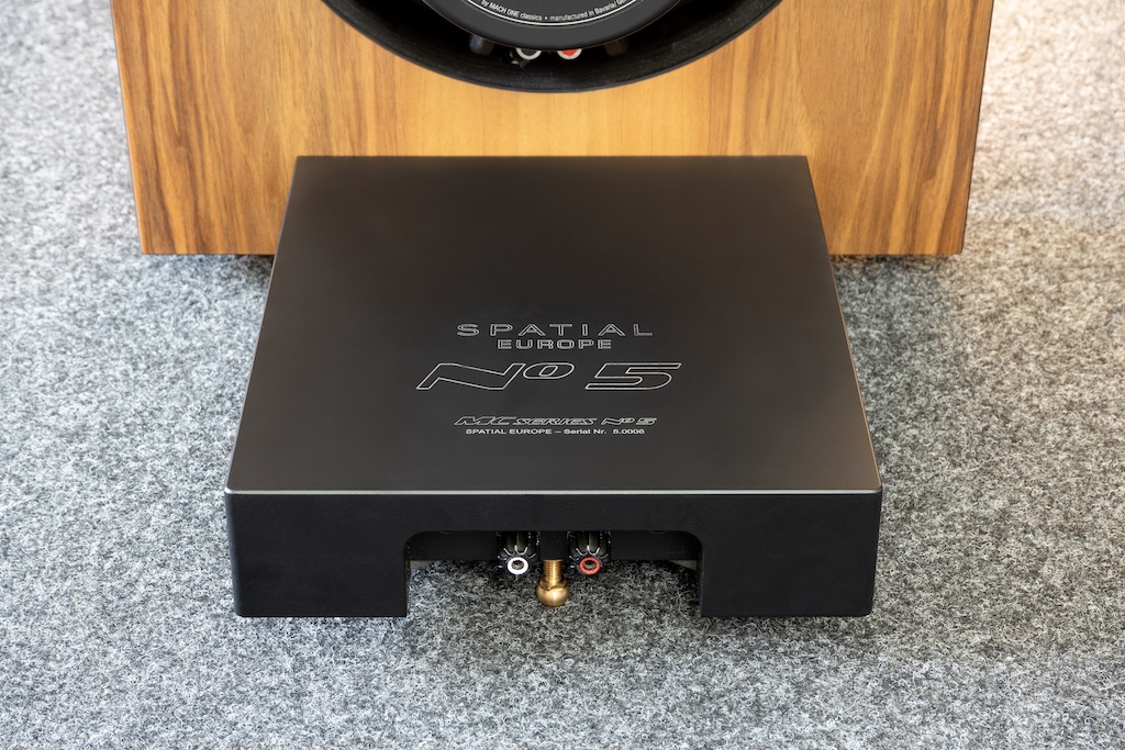 Der massive Fuß wurde aus einem monolithischen Aluminium-Block gefräst. Im Innern ist, geschützt vor elektromagnetischen und mechanischen Einflüssen, die serielle Frequenzweiche untergebracht. Mit seiner Materialqualität, der sauberen Mattschwarz-Lackierung und der gelaserten Logo-Gravur unterstreicht dieser Fuß die Hochwertigkeit der No.5. Sie wird durch die exzellenten nextgen-Anschlussklemmen von WBT abgerundet.