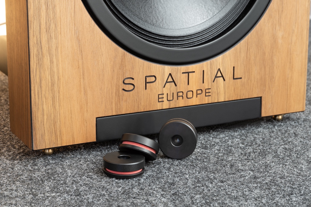 Eigentlich sorgen drei höhenverstellbare Kugelspikes aus Feuerbronze für die punktuelle Ankopplung der No.5 an den Boden. Als Tuning-Maßnahme bietet Spatial Europe aber optional Absorber-Füße.