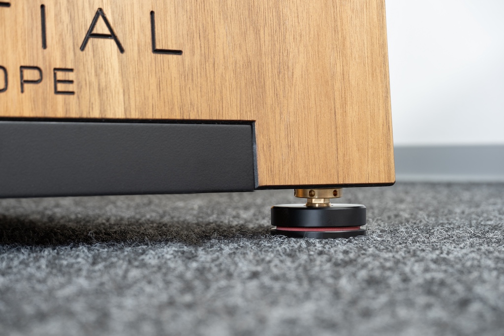 Die optionalen Absorberfüße werden unter die Spikes gesetzt und fassen diese ein. Die aus einem POM/Sylomer/POM-Sandwich bestehenden Absorber wirken gegen klangschädliche Vibrationen auch von schwingungsfreudigen Böden – und ermöglichen so eine noch bessere Performance.