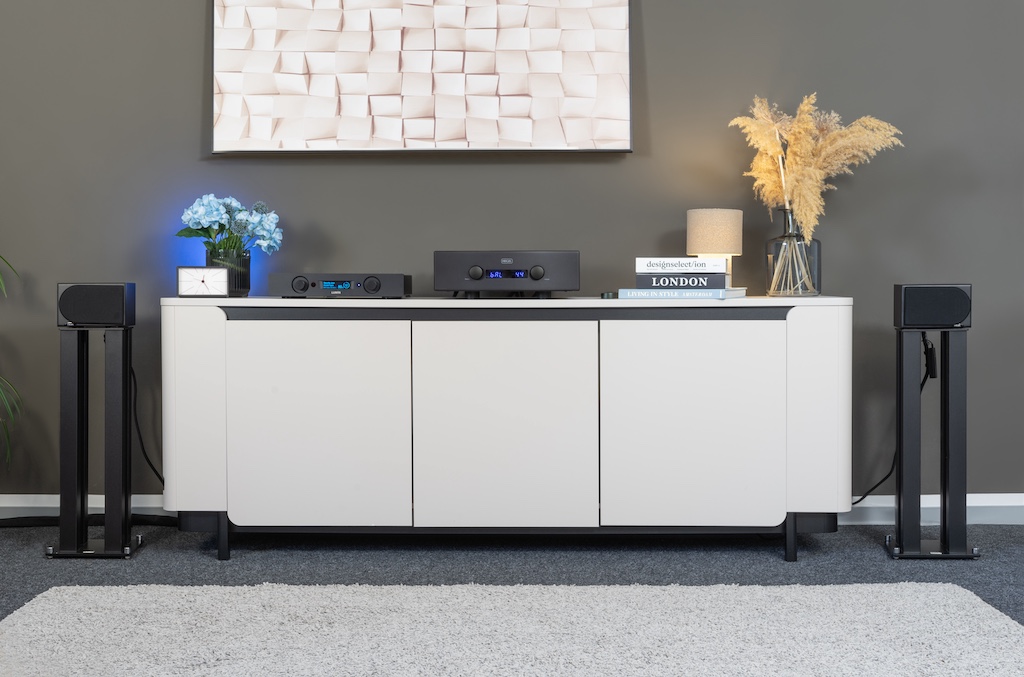 Die Neat Iota II im Hörtest. Hier spielt sie mit dem Hegel H360 zusammen, dessen mit Kraft und Klasse sie ihre Top-Performance geliefert hat. Als Zuspieler agier der Streaming-Vorverstärker Lumin P2 mini.