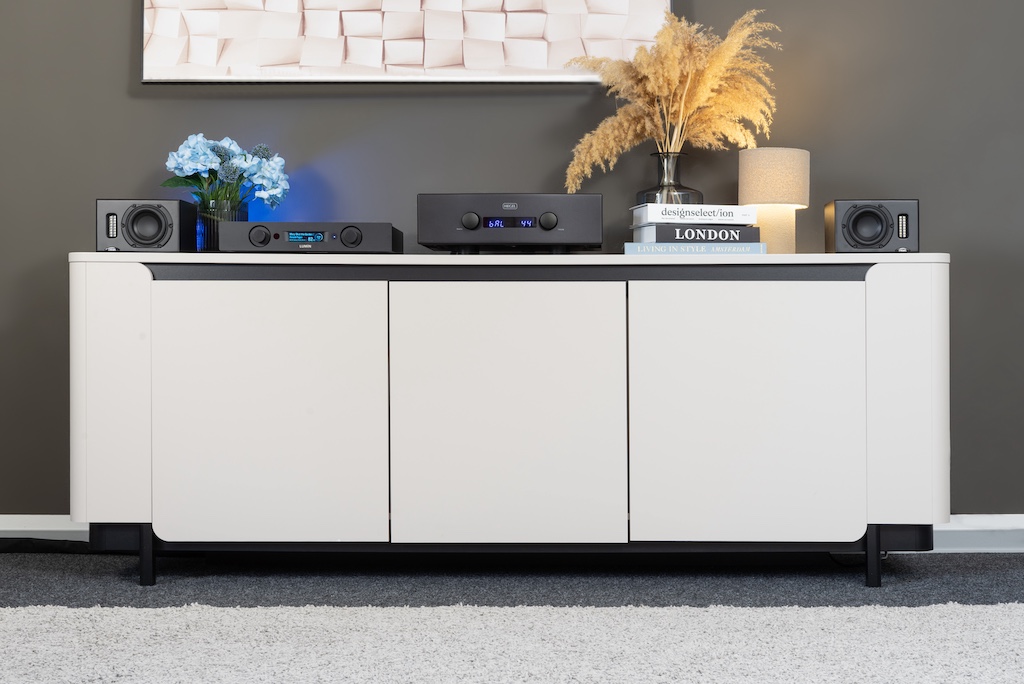 Die kleinen Lautsprecher spielen auch bei wandnäherer Aufstellung konturiert. Eine geringere Distanz zum Gemäuer kräftigt den Oberbass, so kann man durch die Platzierung ein Soundtuning betreiben.