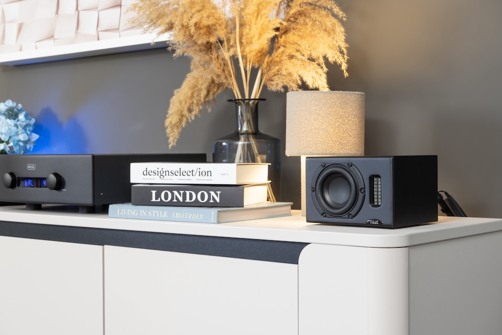 Die Iota II auf dem Sideboard: Wer sie betreibt, sollte die Lautsprecher mit Gummifüßchen oder Mini-Spikes unterfüttern, um sie von der Stellfläche zu entkoppeln.