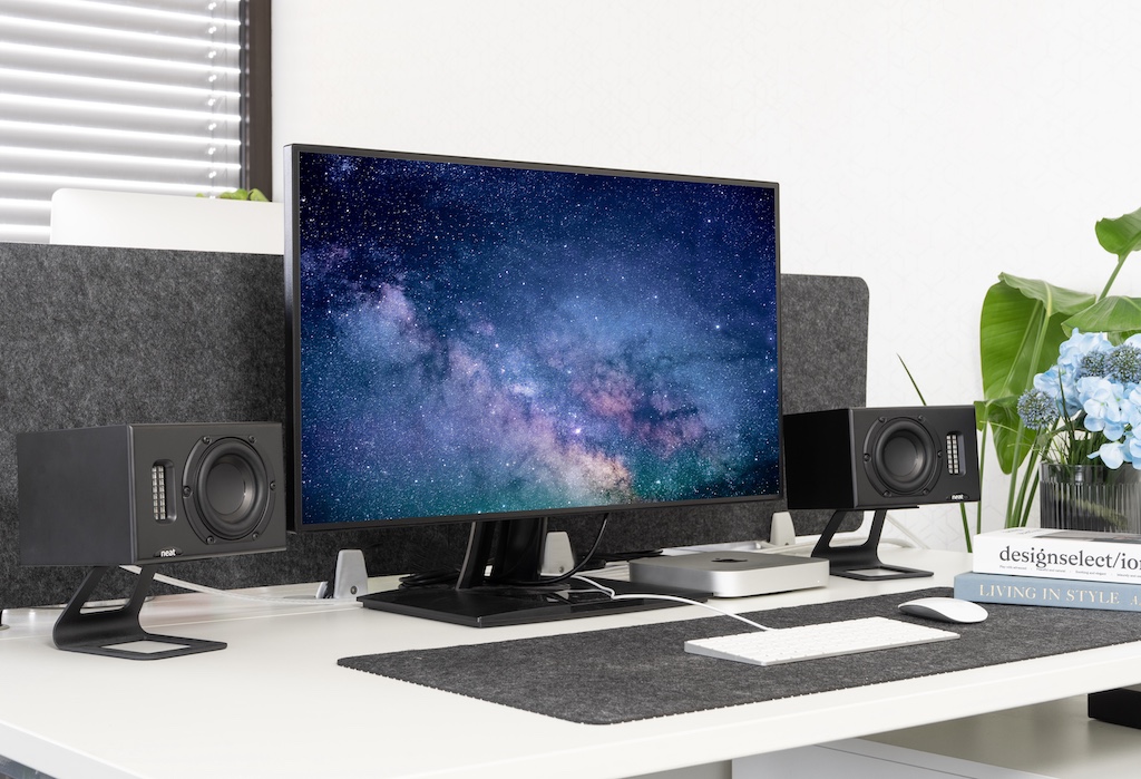 Auf dem Schreibtisch punktet die Monitore mit ihrer Nahfeld-Kompetenz und liefert eine superb gestaffelte Abbildung, die – besonders angenehm – ein wenig nach hinten verlagert ist, so dass das musikalische Geschehen nicht direkt vor dem Kopf stattfindet.