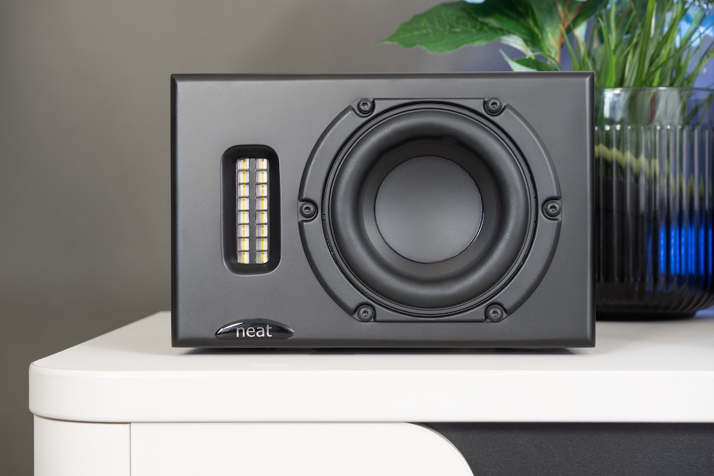 Neben der geringen Größe ist auch die Aufstellung ungewöhnlich: Der Lautsprecher wird liegend betrieben, also mit nebeneinander und nicht übereinander agierenden Chassis. Weist der Hochtöner bei beiden Monitoren nach außen, ist die Wiedergabe luftiger, weiträumiger, mit nach innen weisenden Hochtönern ist die Abbildung fokussierter.