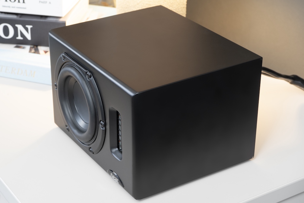 Kompakter Quader: Die Iota II misst nur 13 mal 20 mal 17 Zentimeter. Die neue Version des Kompaktlautsprechers bietet mit den frontal abgerundeten Kanten ein noch geschmeidigeres Design. Das seidenmatte Finish ist makellos lackiert und unterstreicht die hochwertige Optik.