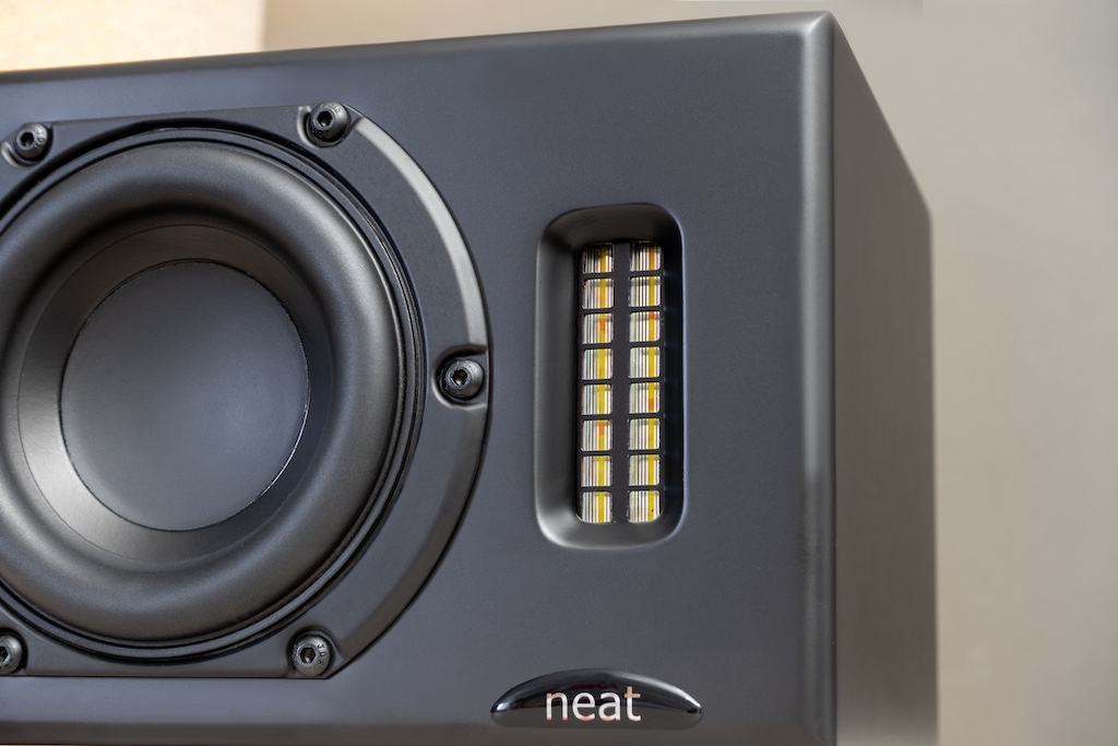 Als Hochtöner agiert ein neuer, aber nach wie vor 50 Millimeter aufragender Magnetostat. Er sorgt für die weiträumige und luftige Abbildung und trägt wesentlich zur Klarheit, Transparenz, Auflösung und Durchhörbarkeit bei. Der in die Schallwand integrierte Waveguide optimiert das Abstrahlverhalten des Tweeters.