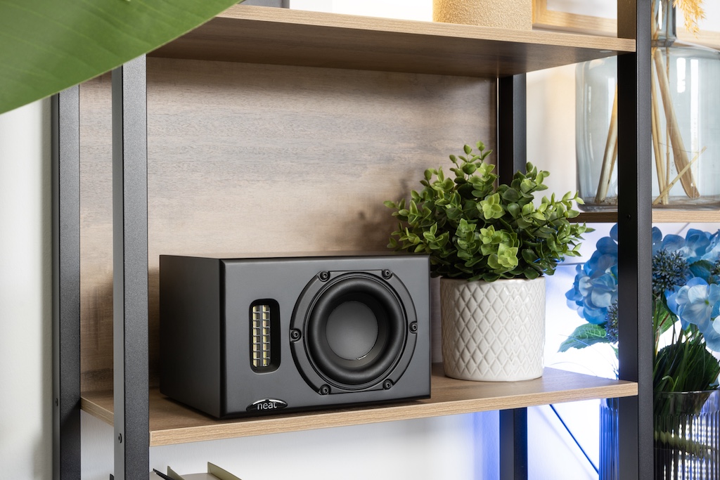 Die Iota II liefert auch im Regal eine ausgezeichnete Performance und bewahrt selbst hier hier ihre konturierte Basswiedergabe.