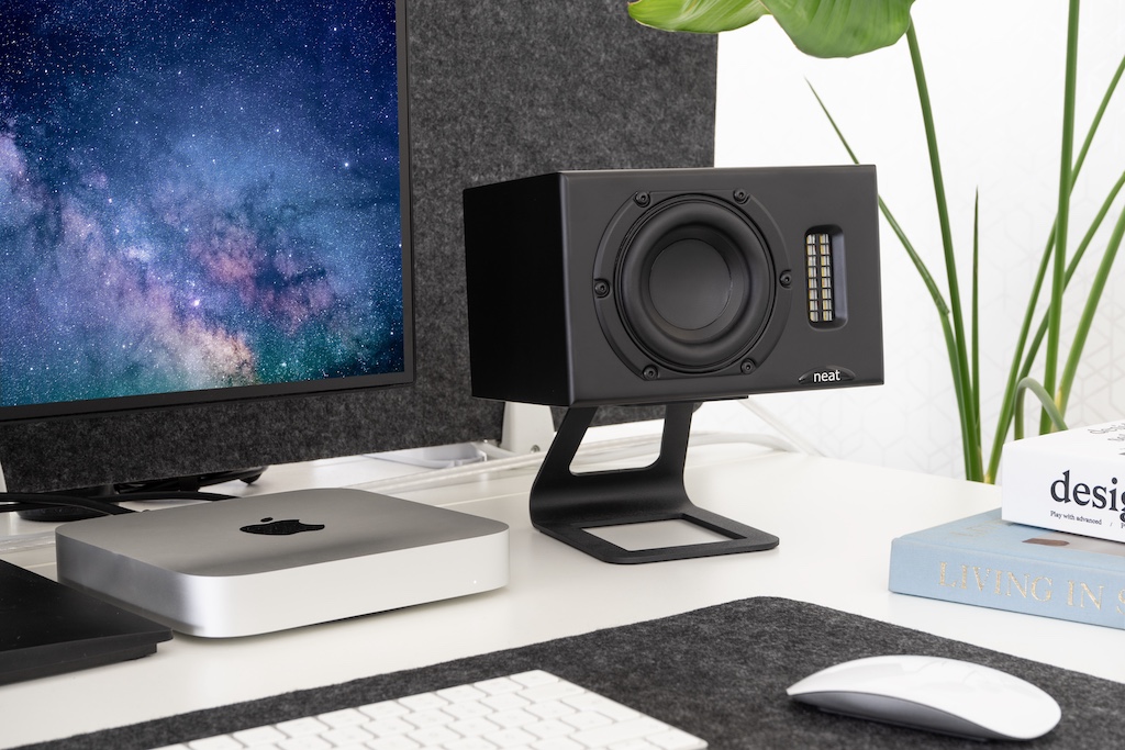 Auch auf dem Schreibtisch liefert die Iota II eine ausgezeichnete Wiedergabe. Dafür muss sie aber auf Ohrhöhe stehen oder gewinkelt aufgestellt werden.