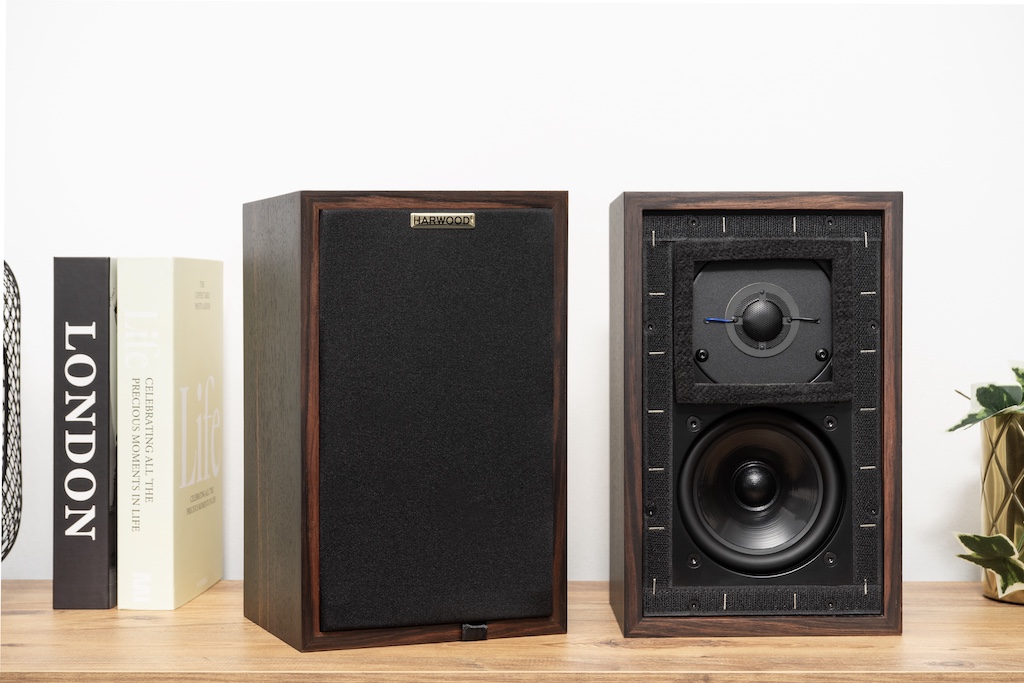 Die Harwood LS3/5A ist eine originalgetreue Replika des legendären Lautsprechers – und deshalb natürlich nur echt mit der charakteristischen Front. Wer es optisch geschmeidiger mag, setzt die dank Klett-Band haftenden Blenden auf.