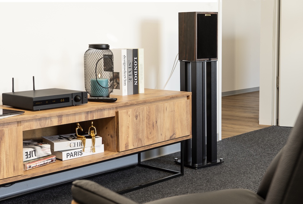 Die LS3/5A empfiehlt sich als Nahfeld-Monitor für die Beschallung eines kleineren Ambientes. Das gelingt auch mit weniger leistungsstarkem Antrieb: Im Test harmonierte der Monitor auch mit dem Cayinn Jazz 80. Hier spielt die LS3/5A mit dem kompakten, aber durchaus kraftvollen Streaming-Amp Auralic Polaris.